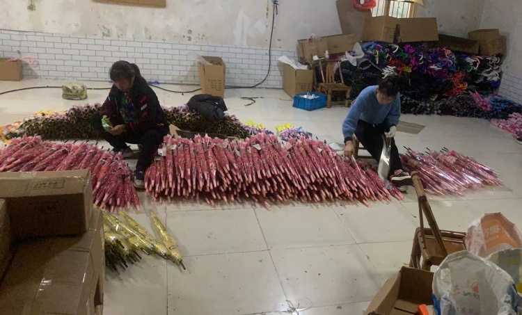 Hong Kong-eko bezeroei aterki-aginduak bidaltzeko logistika erabiliz